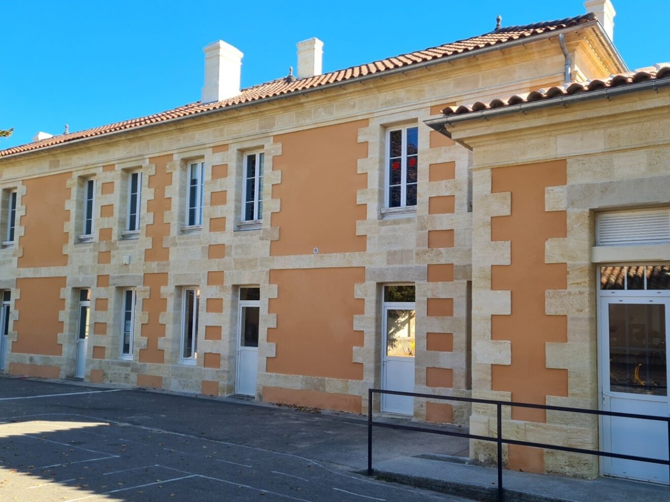 L'école de Plassac rénove ses salles de classe et passe au chauffage biomasse
